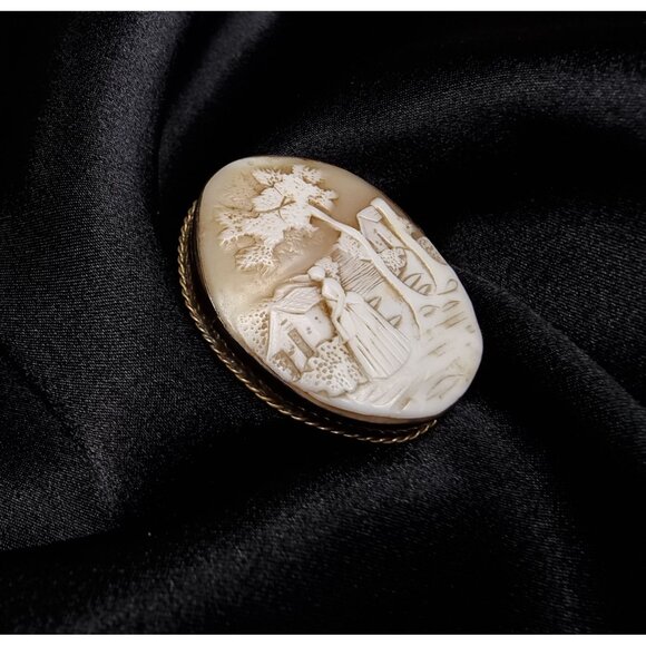 Antique Hand-Carved Shell Cameo Brooch With Romantic Village Scene & Gold-Tone - Picture 1 of 6